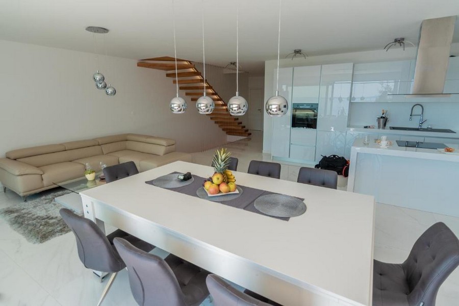 Světlý a vzdušný obývací a jídelní kout s moderní kuchyní