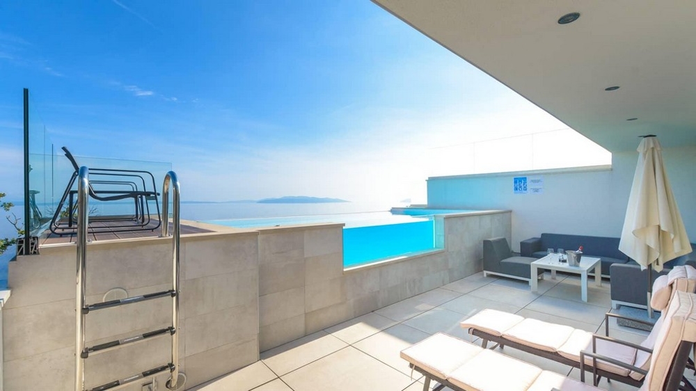 Terasa s bazénem a panoramatickým výhledem na moře