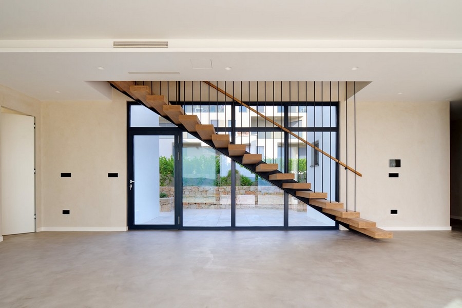 Vnitřní pohled na vilu v Chorvatsku s moderním schodištěm, na prodej