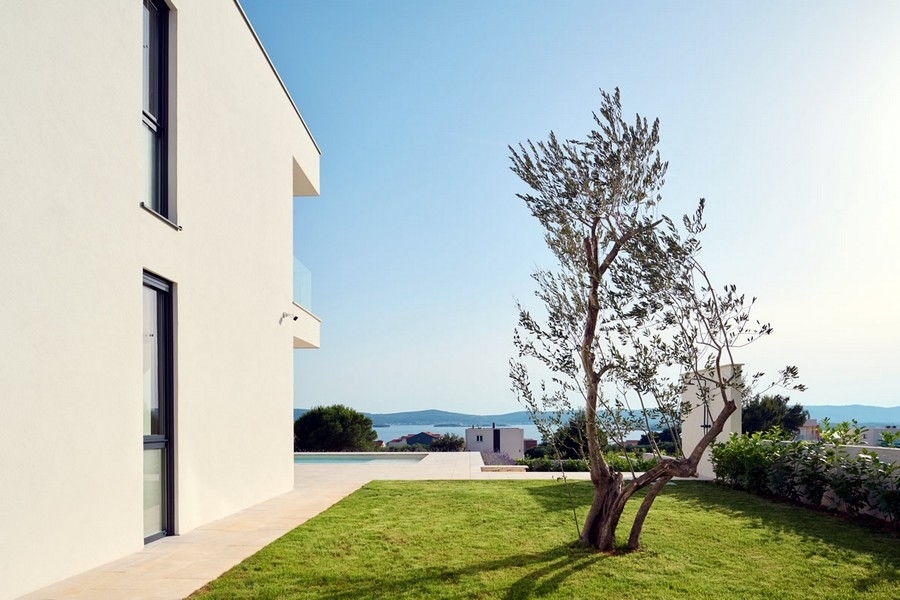 Zahrada vily na prodej v Chorvatsku s výhledem na moře