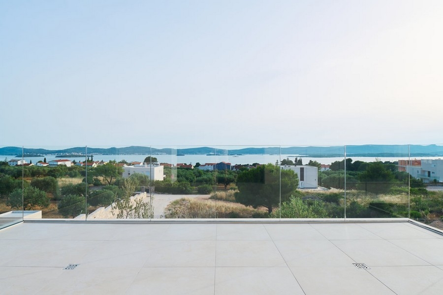 Výhled na moře z prostorné terasy nemovitosti H3040, Sveti Filip i Jakov.