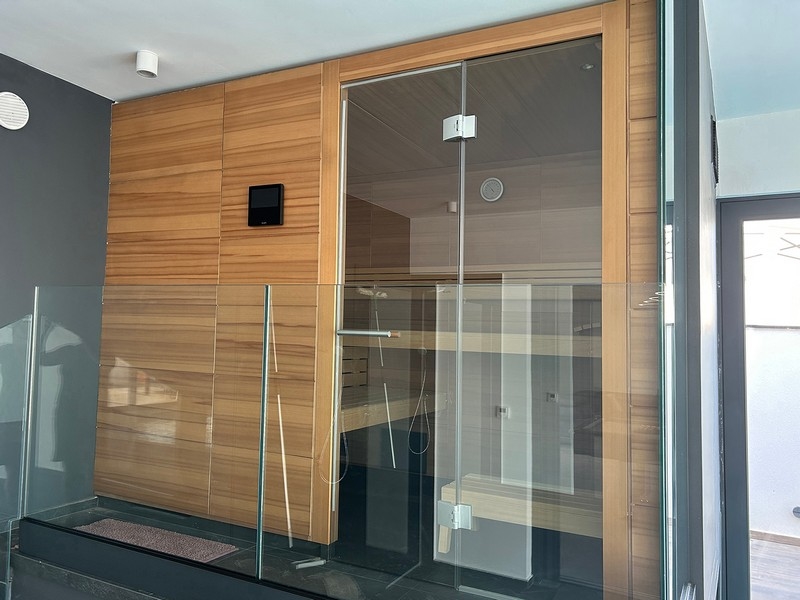 Villa sauna s prosklenými stěnami a moderním designem