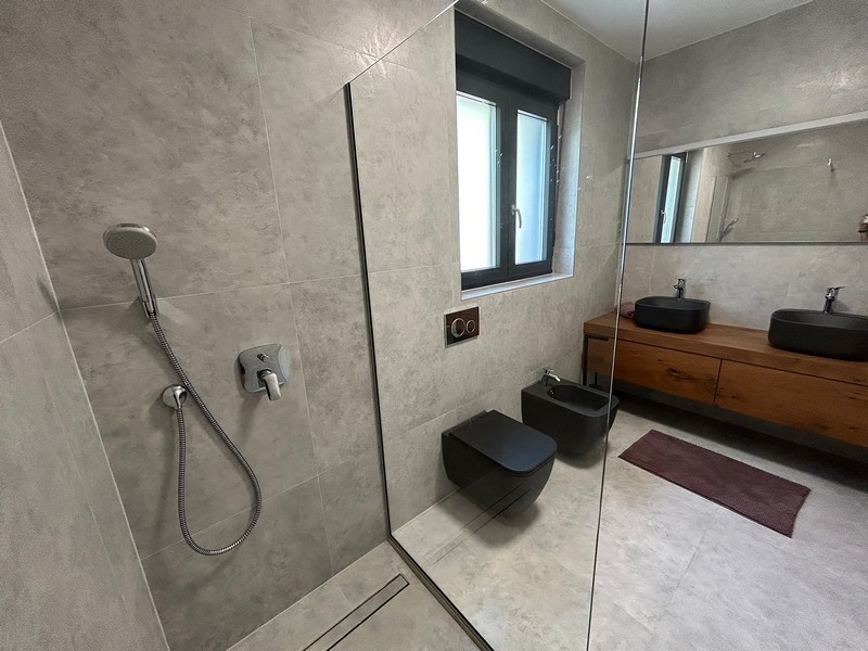 Velká koupelna se sprchovým koutem, bidetem a moderním vybavením