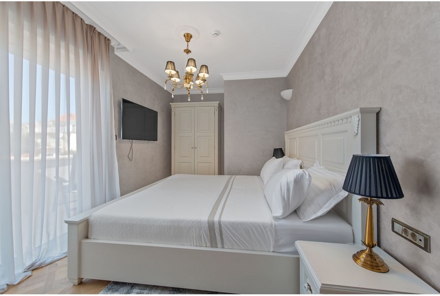 Druhá ložnice vily H3042 s velkou postelí a moderním vybavením