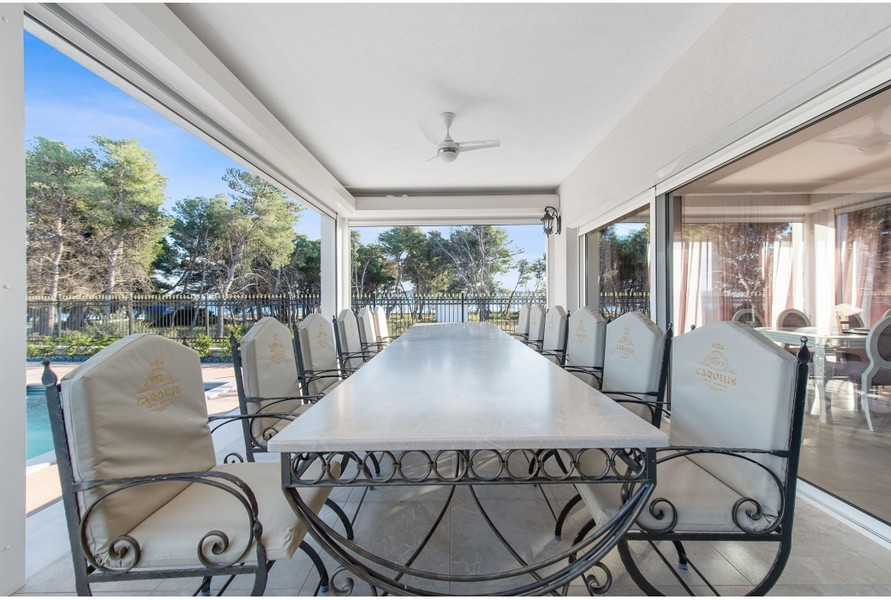 Krytý jídelní kout Villa H3042 s velkým stolem a stylovými židlemi