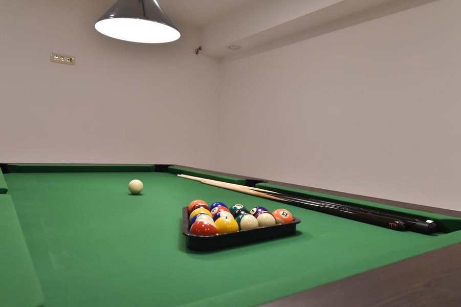 Kulečníkový stůl v hobby místnosti domu H3045, který je na prodej na ostrově Krk.