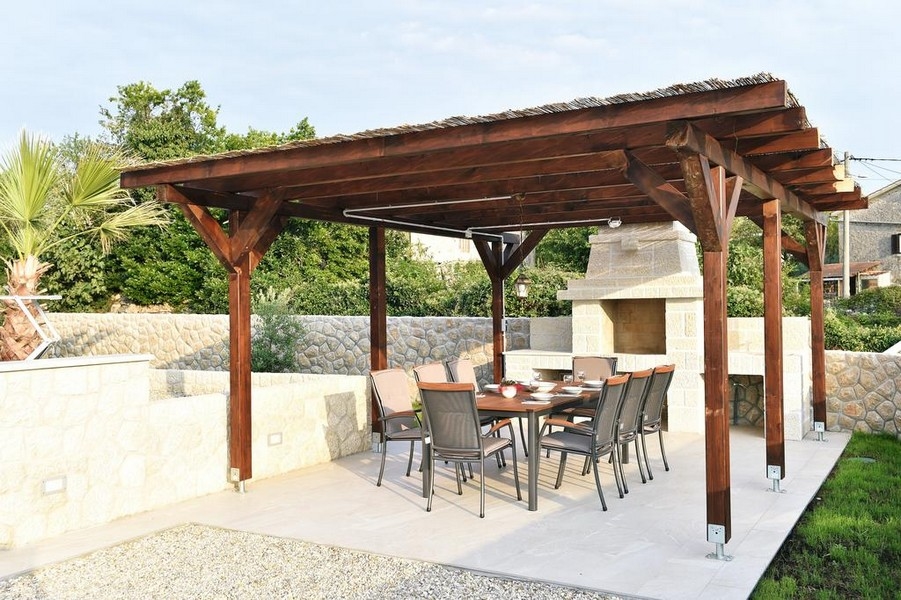 Krytý jídelní kout a gril v objektu H3045 na ostrově Krk v Chorvatsku.