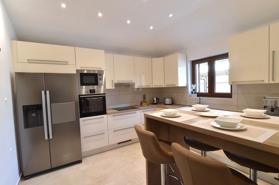 Moderní kuchyně se snídaňovým barem a vysoce kvalitními spotřebiči