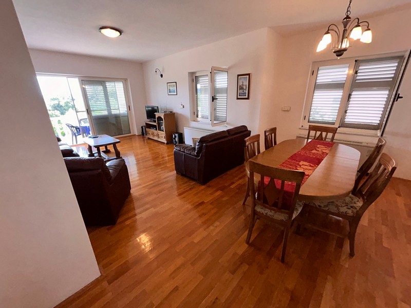 Obývací pokoj s kvalitními parketami.