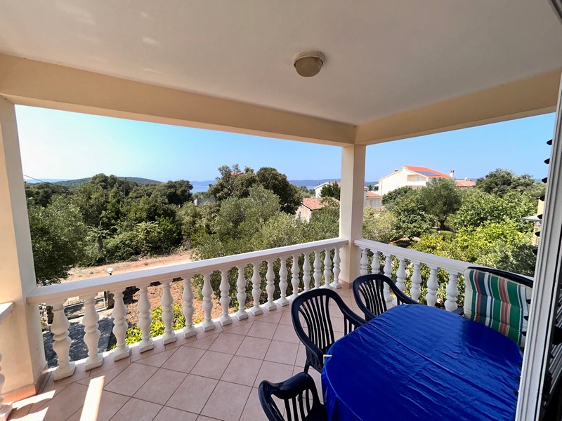 Krásná terasa se střechou - nemovitost H3354 v Chorvatsku.