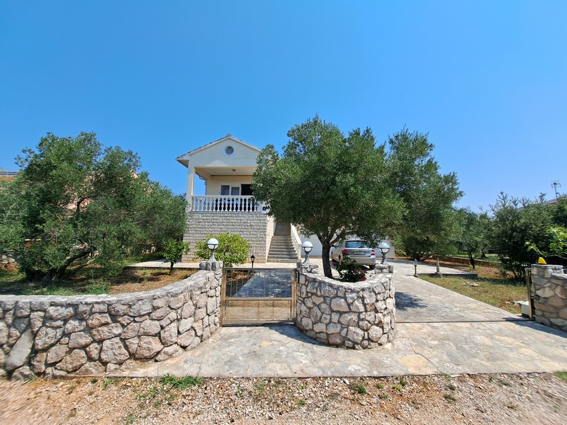 Středomořská vila na prodej na ostrově Ugljan v Chorvatsku.