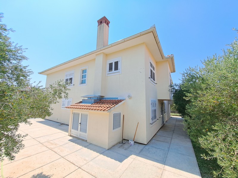 Zadní část vily H3354.