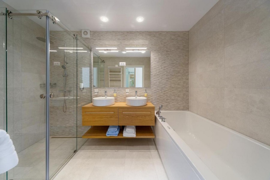 Koupelna se sprchovým koutem a vanou