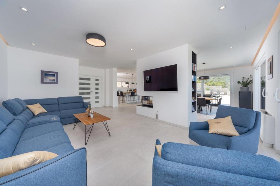 Prostorný obývací pokoj s modrými pohovkami