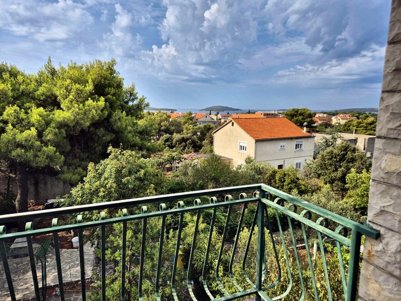 Výhled na moře z balkonu nemovitosti H3359 poblíž Šibeniku v Chorvatsku.