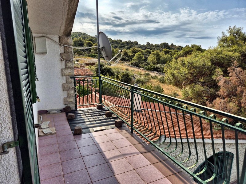 Terasa s výhledem do zeleně, středomořské okolí.