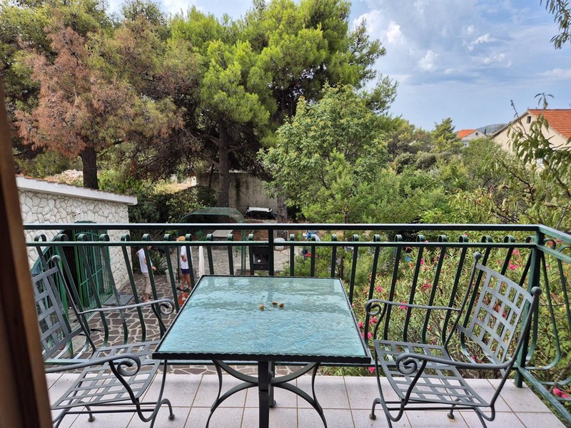 Balkon s výhledem do dvora a hospodářské budovy.