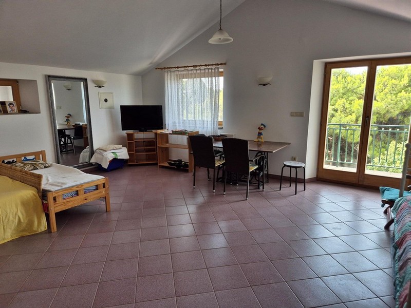 Udržovaný obytný prostor v podkroví domu H3359, který je nabízen k prodeji v Chorvatsku.