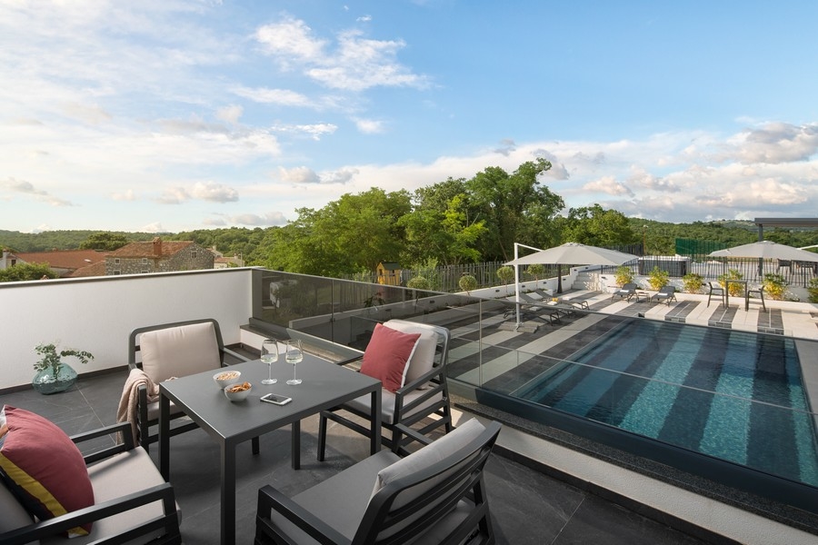 Pohled z terasy na bazén vily H3361, na prodej na Istrii.