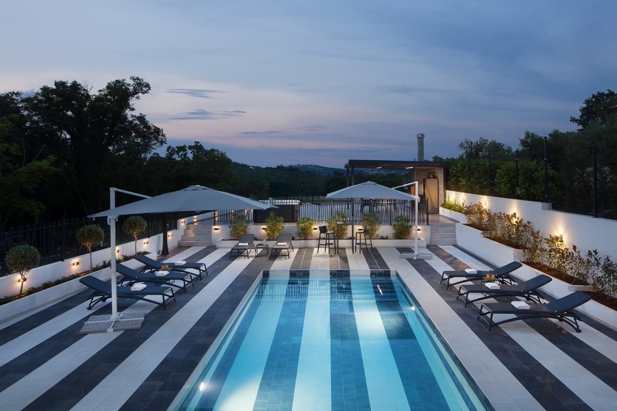 Bazén a sluneční terasa s pruhy na zemi - nemovitost H3361 na prodej na Istrii.