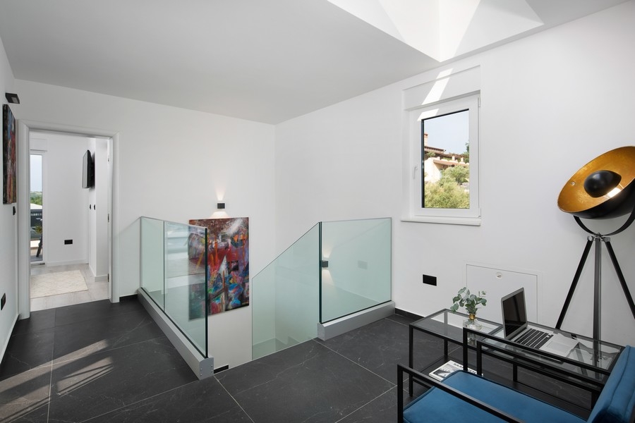 Moderní schodiště se stylovým nábytkem.