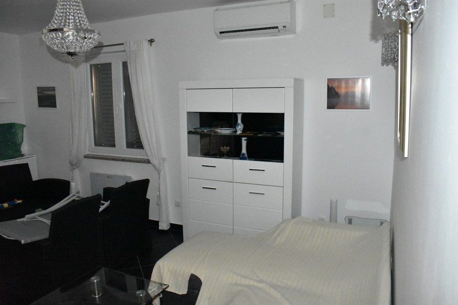 Obývací část s klimatizací.