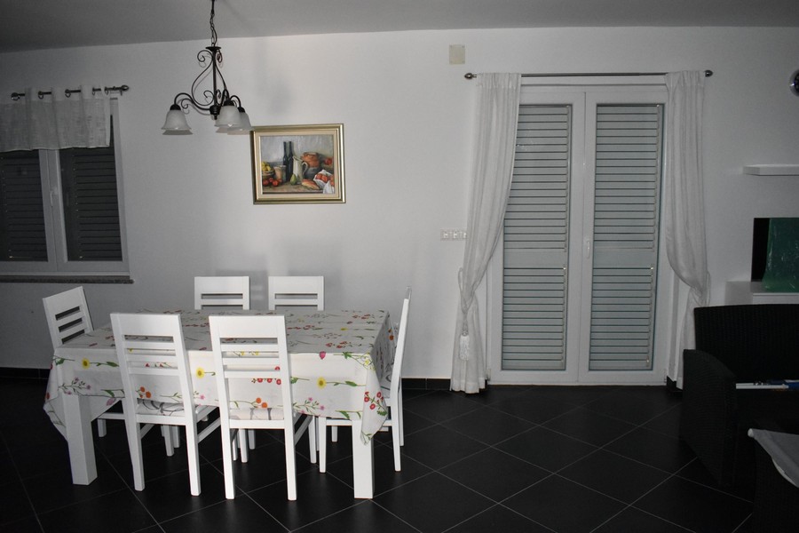 Jídelna s funkčním nábytkem.