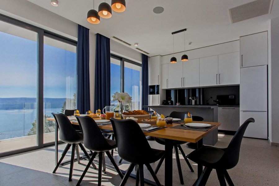 Jídelní kout a luxusně vybavená kuchyně a jídelní kout Vily H3389 u Omiše.