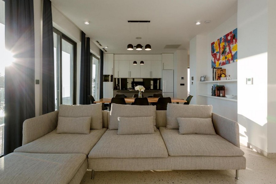 Moderně zařízený obývací pokoj.