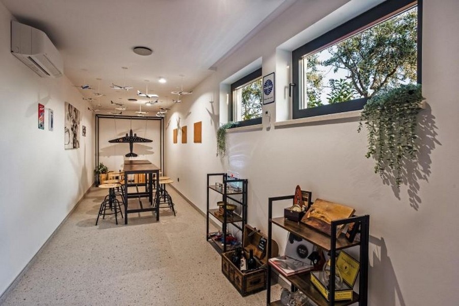 Hobby pokoj s modely letadel na stropě a policemi na stěně