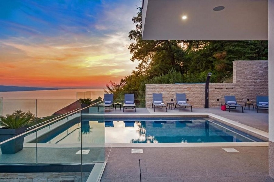 Západ slunce z terasy s bazénem vily H3390, která je na prodej v Chorvatsku.