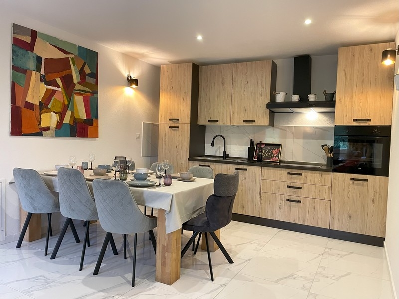 Jídelní kout s velkým jídelním stolem v objektu H3391.