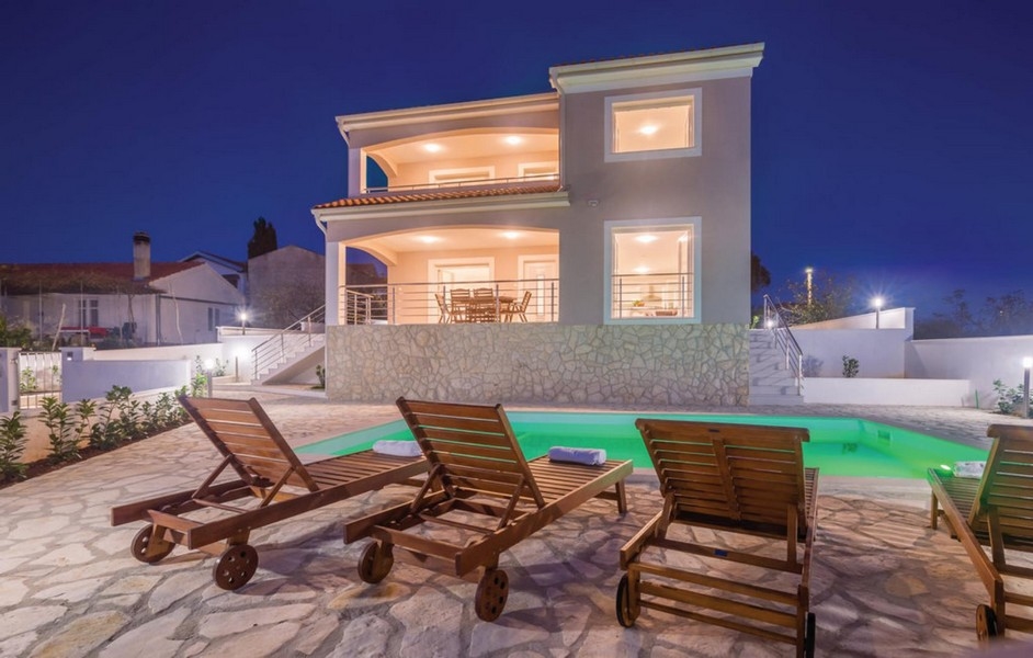 Středomořský dům s bazénem v noci - na prodej v Chorvatsku.