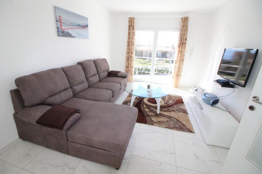 Pohled do kuchyně s jídelním koutem.