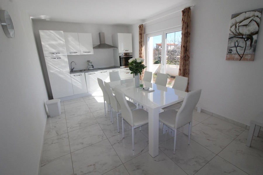 Jídelna a obývací pokoj v přízemí objektu H873.