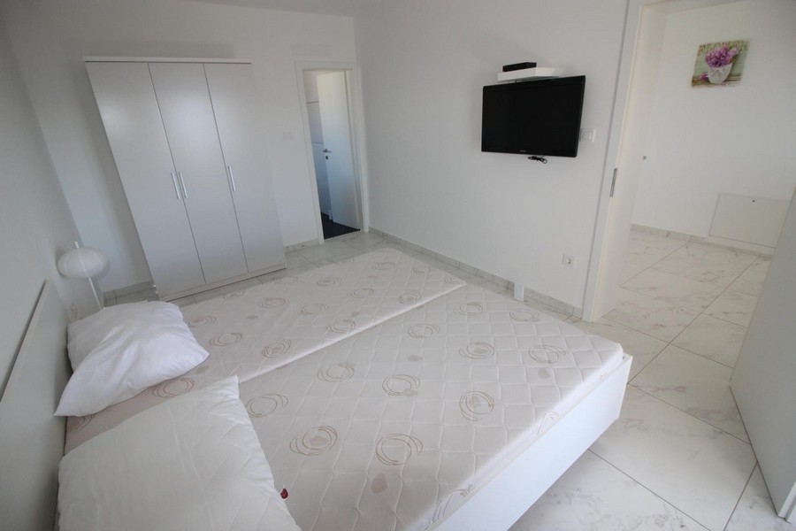 Balkon v horním patře domu H873 na ostrově Krk v Kvarnerském zálivu.