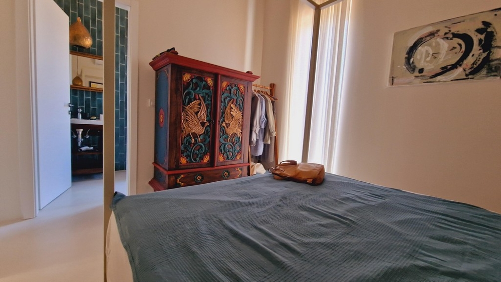 Ložnice s rustikální šatnou a výhledem do přilehlé koupelny