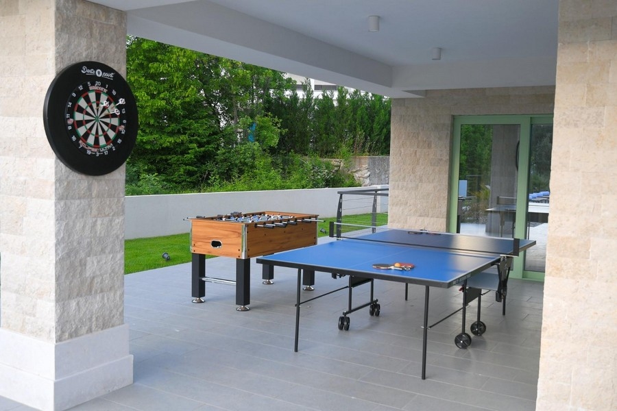 Krytá venkovní plocha se stolem na stolní tenis, šipky a stolní fotbal