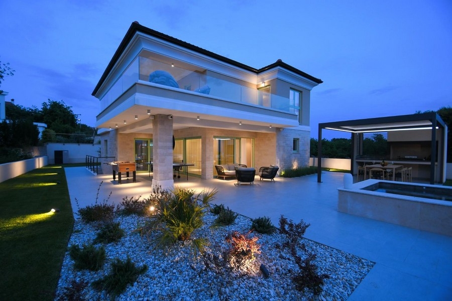 Vila H3399 na Krku v noci - realitní makléř je Panorama Scouting.