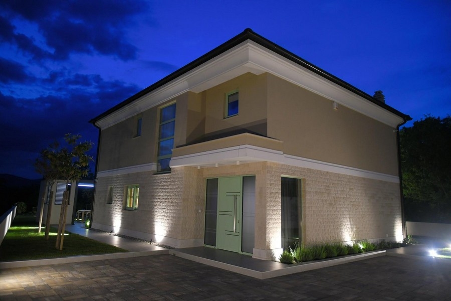 Vchod do vily H3399 v noci osvětlený v Chorvatsku v regionu Krk.