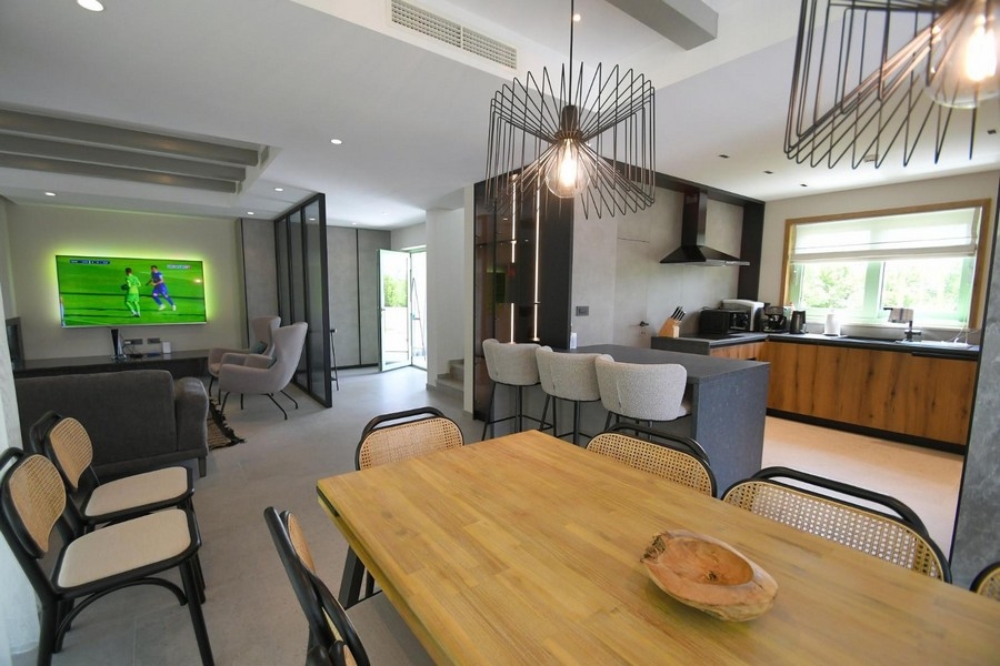 Jídelna a kuchyně objektu H3399 na ostrově Krk.