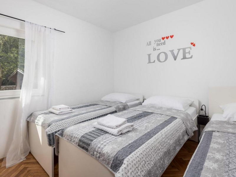 Druhá ložnice se třemi samostatnými lůžky.