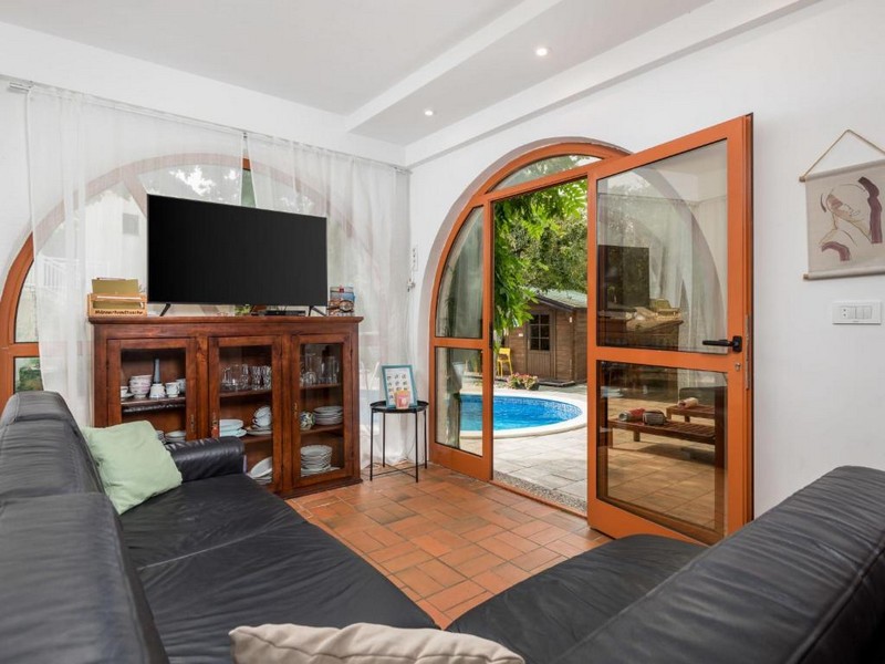 Z obývacího pokoje je výhled na bazén.