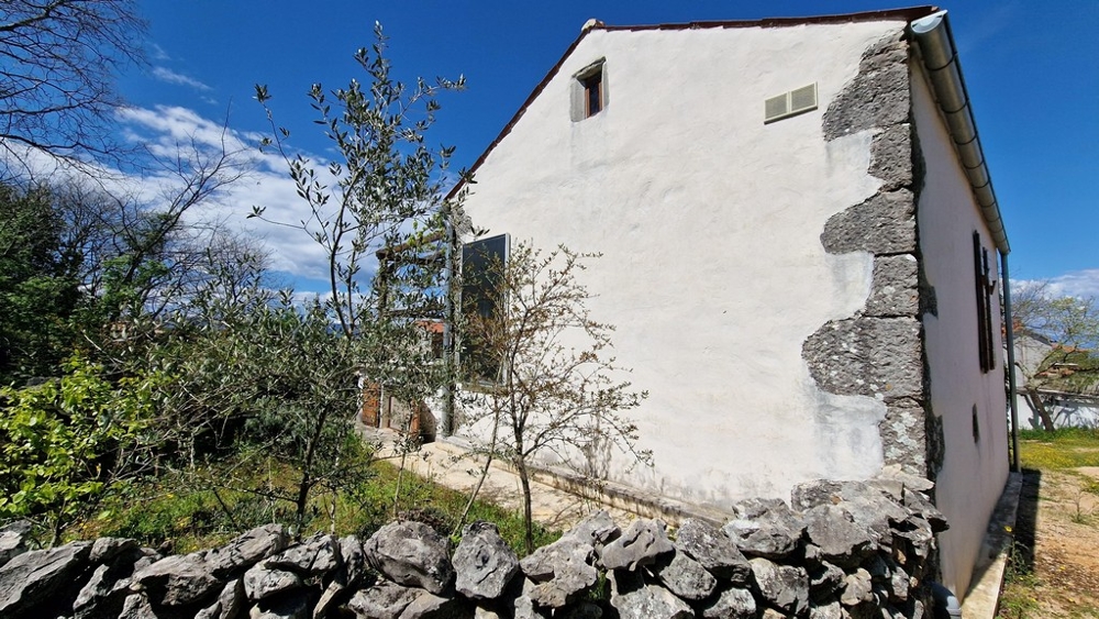 Zadní strana pozemku H3403 na ostrově Krk v Chorvatsku - Panorama Scouting.