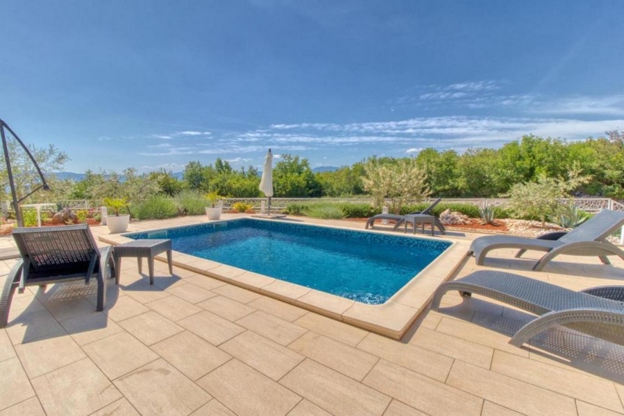 Bazén a sluneční terasa objektu H3405.