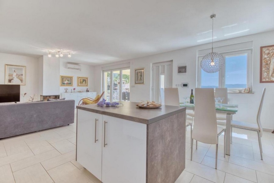 Jídelna a obývací část.