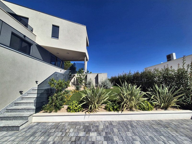 Vnitřní pohled na pokoj v plášti s podlahovým vytápěním, velká okna s výhledem na sousední budovy