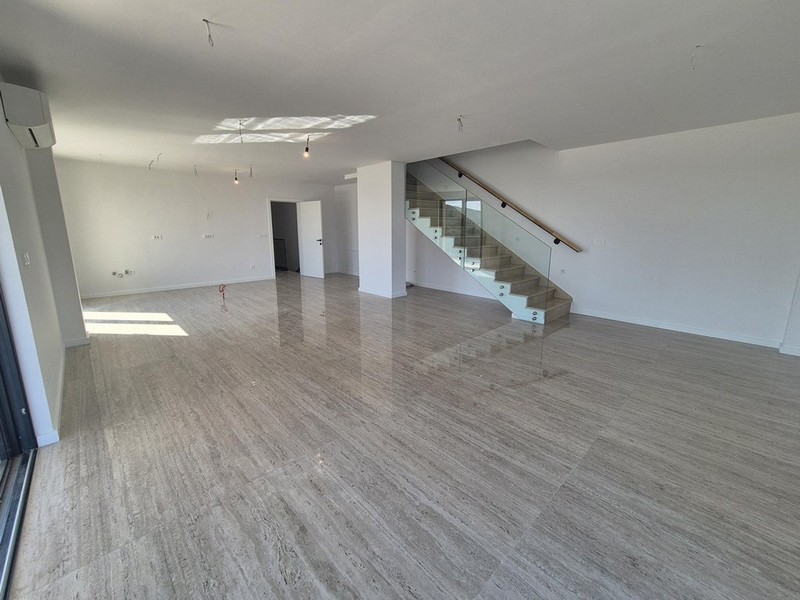 Pokoj ve výstavbě s podlahovým vytápěním a panoramatickými okny, výhled na moře v pozadí