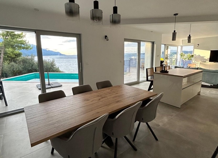 Jídelna a výhled na bazén.