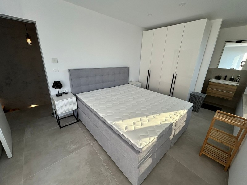 Manželská postel v nové ložnici Villa H3407 v Chorvatsku.
